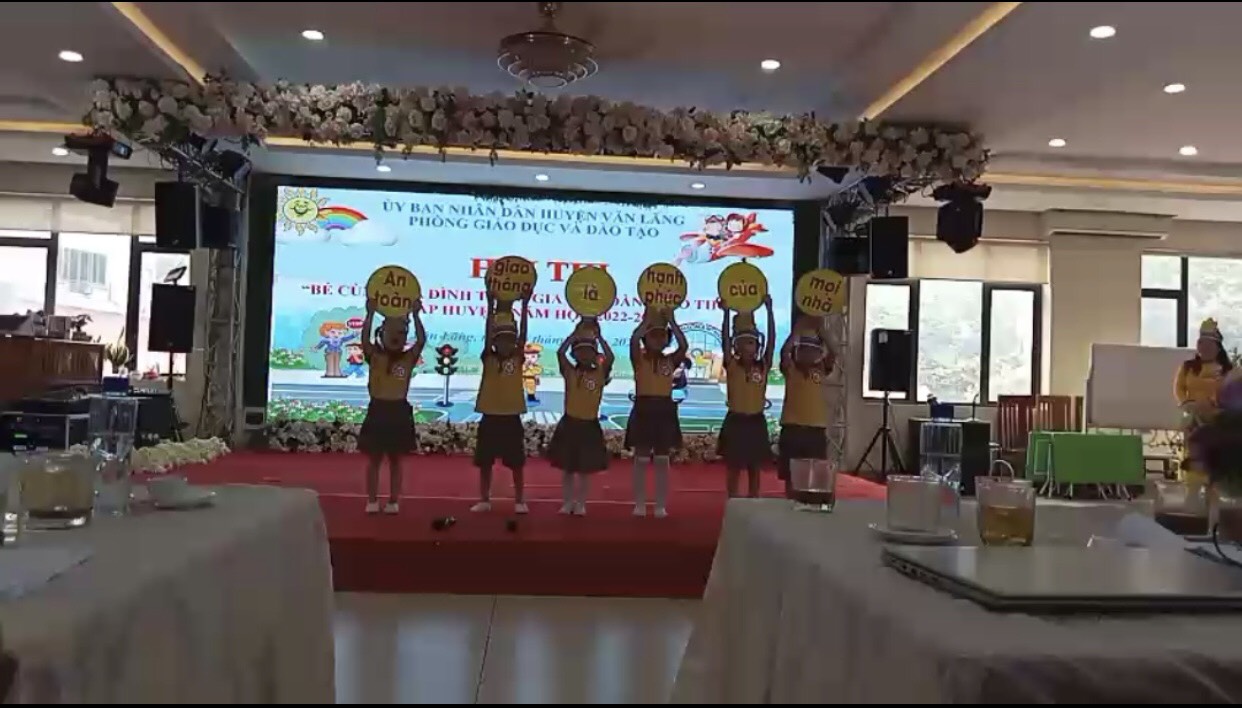 Ngày 06/04/2023 trường mầm non xã Trùng Khánh tham gia Hội thi "Bé cùng gia đình tham gia an toàn giao thông" cấp huyện, năm học 2022 - 2023