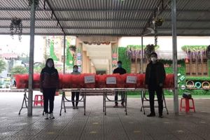 Lãnh đạo Phòng giáo dục đào tạo huyện Văn Lãng thăm, tặng quà  cho các em học sinh đang thực hiện cách ly tập trung