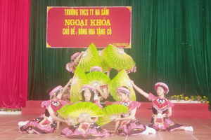 Liên đội trường THCS thị trấn Na Sầm tổ chức ngoại khoá "Bông hoa tặng cô" nhân kỉ niệm ngày thành lập Hội liên hiệp Phụ nữ Việt Nam 20/10/2022