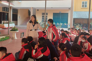 Ngày 07/11/2022 Trường THCS xã Tân Thanh tổ chức tuyên truyền “ Hướng dẫn sử dụng mạng xã hội an toàn” trong tiết sinh hoạt dưới cờ.