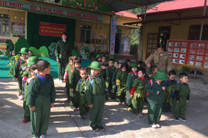 Hoạt động trải nghiệm "Bé tập làm chú bộ đội" của các bé Trường Mầm non xã Bắc La