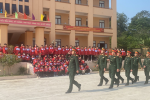 Học sinh trường Tiểu học thị trấn Na Sầm tham quan Doanh trại Quân đội