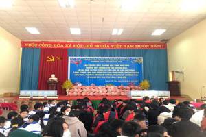 Cán bộ giáo viên, cha mẹ học sinh trường THPT Hoàng Văn Thụ (Hoàng Mai-Hà Nội) và các nhà tài trợ: Công ty Tuấn Việt, Du lịch Ấn Tượng, Công ty MTE, Nhà may Hùng Nhật, Gia đình Thiện Tâm Duyên Vạn Liên Hoa thăm và tặng quà nhà trường.